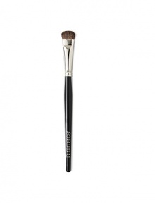 A large flat head brush with a beveled edge to smooth, perfect application of base shades. The large head allows for quick maneuvering and application of Eye Colours. A large flat head brush with a beveled edge to smooth, perfect application of base shades. The large head allows for quick maneuvering and application of Eye Colours.