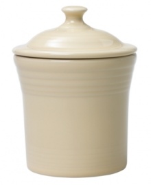 A sweet addition to any Fiesta collection, this handy jam jar offers the same iconic style and colors you love in a size and shape that's perfect for honey, granola, preserves and more. A sweet addition to any Fiesta collection, this handy jam jar offers the same iconic style and colors you love in a size and shape that's perfect for honey, granola, preserves and more.