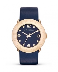 Give your hourly look a hit of MARC BY MARC JACOBS' style with this watch. Equal parts casual and cool, it features a leather strap and logo-engraved bezel.