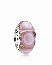 A concentric circular pattern adds decorative depth to this murano glass charm. Logo-engraved sterling silver trim displays the PANDORA signature.