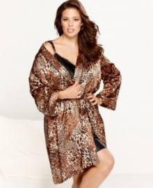 Indulge yourself with a regal treat: this satiny smooth wrap and chemise gift set by Morgan Taylor. Indulge yourself with a regal treat: this satiny smooth wrap and chemise gift set by Morgan Taylor.