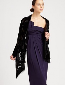 An exquisite design, crafted in plush velvet and adorned with a delicate rose design.75% viscose/25% silkAbout 65 X 180Dry cleanMade in Italy An exquisite design, crafted in plush velvet and adorned with a delicate rose design.75% viscose/25% silkAbout 65 X 180Dry cleanMade in Italy