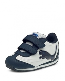 A sleek look and a flashing formstrip with LEDs that light up with each step brings extra fun to your toddler's athletic ensemble. A sleek look and a flashing formstrip with LEDs that light up with each step brings extra fun to your toddler's athletic ensemble.
