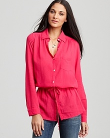 A cinched waist adds sophistication to this comfy-chic C&C California tunic. A cinched waist adds sophistication to this comfy-chic C&C California tunic.