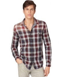 A flattering fit and a classic plaid design make this Calvin Klein Jeans button down the perfect go-to shirt.