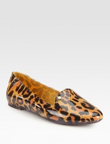 Bold leopard print design with a polished finish. Rubber upperRubber lining and solePadded insoleImportedOUR FIT MODEL RECOMMENDS ordering ½ size up as this style runs small. 