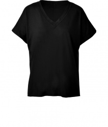 An everyday basic packed with wearing possibilities, Rag & Bones oversized black cotton tee is a must for layered looks - V-neckline, short sleeves - Oversized fit - Wear with skinnies, flats and statement chunky jewelry