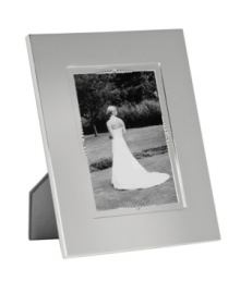 Absolutely timeless, the silver-plated Lismore Bead picture frame recalls special memories in quintessential Waterford style. With delicate beaded detail at inner edge. (Clearance)