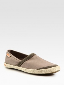 A summertime favorite with a natural feel finished in cotton canvas.Leather upperPadded insoleRubber soleImported