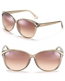 Retro-inspired cat eye sunglasses with contrast winged detail.