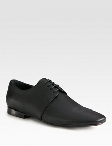 Timeless lace-up design rendered in superior Italian leather.Leather upperPadded insoleLeather soleMade in Italy Timeless lace-up design rendered in superior Italian leather.Leather upperPadded insoleLeather soleMade in Italy