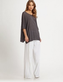 Soft linen boatneck with three-quarter dolman sleeves and an emphasized hi-low hem can be paired with fitted jeans or wide-leg pants for a slouchy-chic look. BoatneckDropped shouldersThree-quarter dolman sleevesDraped hi-low hemLinenDry cleanImportedModel shown is 5'10 (177cm) wearing US size Small.