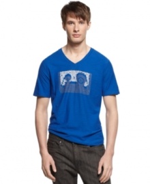 This t-shirt from Kenneth Cole amplifies you casual style.