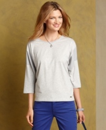 Made from a soft cotton blend with a beautiful drape, Tommy Hilfiger's easy top is a wardrobe essential.