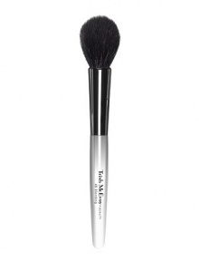 The perfect brush to highlight the top of the cheekbone and a perfect partner for shimmer powder. The perfect brush to highlight the top of the cheekbone and a perfect partner for shimmer powder.
