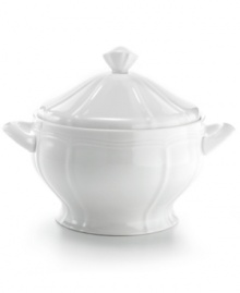 A beautiful way to serve delicious side dishes, this covered casserole from Mikasa's Antique White dinnerware and dishes collection has a unique shape and clean embossed design. The lid helps keep in warmth, while the sculpted handles make it easy to carry.