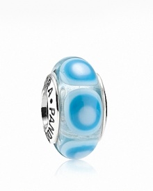 A concentric circular pattern adds decorative depth to this murano glass charm. Logo-engraved sterling silver trim displays the PANDORA signature.