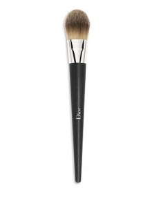 Designed for applying fluid and cream foundations, the layered tapered hairs help makeup blend into an ultra-thin, flawless finish. The large head makes it fast and easy to apply makeup over the entire face. Made in France. Designed for applying fluid and cream foundations, the layered tapered hairs help makeup blend into an ultra-thin, flawless finish. The large head makes it fast and easy to apply makeup over the entire face. Made in France.