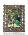 More than eco-friendly, the Coral picture frame is handcrafted in recycled steel and offers a glimpse into Haiti's unique coral reef system. A responsible way to preserve beautiful landscapes.