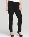 The foundation to city-chic style, these sleek Eileen Fisher Plus pants flaunt a skinny silhouette for modern appeal. Polish off the look with black pumps.