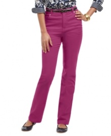 These Charter Club jeans feature an of-the-moment colored wash and slimming tummy panel for a flattering fit! Pair it with a printed shirt for an unexpected take on tailored dressing.