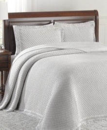 Utterly classic, a woven diamond design accents this Woven Jacquard bedspread for homespun comfort with a look of simple elegance. Embellished with an all-around fringe and comes in five colorways.