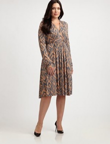 Simple-yet-stunning, this jersey dress with a hint of stretch features a waist-defining self-tie detail. You will love the attention its striking print garners.V-necklineLong sleevesPull-on styleAllover printSelf-tie detail at waistAbout 30 from natural waist92% modal/8% spandexDry cleanMade in USA