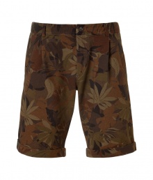 Add high style appeal to your warm weather look with these camo printed shorts from D&G Dolce & Gabbana - Pleat front, off-seam pockets, classic Bermuda style, back flap pockets, cuffed hem, all-over print - Wear with a tee, flip-flops or trainers