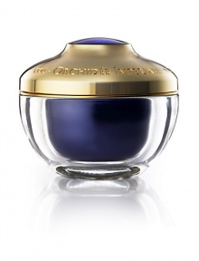 The neck and décolleté are, after the face, the two zones that are the most sensitive to the effects of aging. Because the skin is naturally thinner, the neck and décolleté are prime targets for the premature appearance of wrinkles and pigmentation flaws. The Orchidée Impériale Neck and Décolleté Cream is a rich creme that redefines and enhances the delicate neck and décolleté area.This action is reinforced by a double anti-slackening effect.
