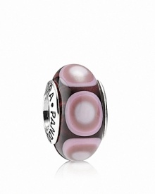 A concentric circular pattern adds decorative depth to this murano glass charm. Logo-engraved sterling silver trim displays the PANDORA signature.