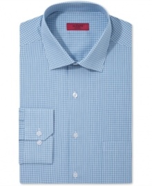 A sleek upgrade to an everyday classic, this fitted Alfani dress shirt refreshes any back-to-business look.