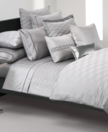 This Windsor Grey duvet cover from Hugo Boss is the perfect finishing touch for your bedding ensemble. Woven cotton jacquard fabric provides endless comfort. Button closure.