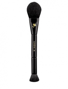 This versatile, dual-ended natural-hair brush is the ideal partner to contour the face and create a customized, naturally sculpted look. The flat, oval shape gently lays product on the skin, while the flat circular tip gives a precise application. This versatile, dual-ended natural-hair brush is the ideal partner to contour the face and create a customized, naturally sculpted look. The flat, oval shape gently lays product on the skin, while the flat circular tip gives a precise application.