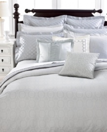 A dream come true! This Vendome duvet cover from Martha Stewart Collection features a grey geometric jacquard pattern that gives your bed a luxurious upgrade.