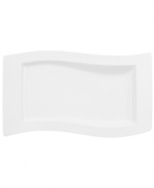 Explore new shapes for your table with the innovative New Wave serving platter, featuring unique, fluid curves in premium Villeroy & Boch porcelain.