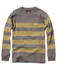 A perfect warm layer, throw this knit Quiksilver shirt on over a t-shirt or a button-up shirt.