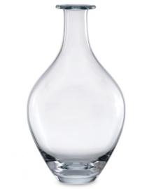 With a versatile style that'll stay fresh, the Hydrangea Annabel vase by kate spade is a smart, easy update for any space. Bouquets of any color pop against clear glass with exaggerated curves.