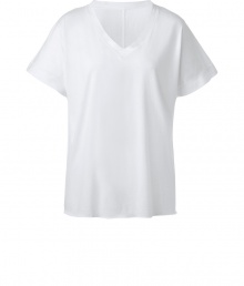 An everyday basic packed with wearing possibilities, Rag & Bones oversized white cotton tee is a must for layered looks - V-neckline, short sleeves - Oversized fit - Wear with skinnies, flats and statement chunky jewelry An everyday basic packed with wearing possibilities, Rag & Bones oversized white cotton tee is a must for layered looks - V-neckline, short sleeves - Oversized fit - Wear with skinnies, flats and statement chunky jewelry