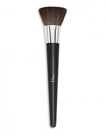 This brush is perfect for applying powder foundations to create full-coverage results that look natural. Its dense, flat head lets you press pigments onto the skin and create a smooth surface for a perfectly even, ultra-luminous finish. Made in France. This brush is perfect for applying powder foundations to create full-coverage results that look natural. Its dense, flat head lets you press pigments onto the skin and create a smooth surface for a perfectly even, ultra-luminous finish. Made in France.