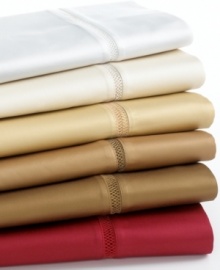 Smooth finish. Indulge in the sumptuously soft, 600 thread count cotton sateen flat sheet designed by the leader in classic luxury, Ralph Lauren. Featuring stitch detailing and a rich palette to complement traditional decor and modern bedrooms alike.