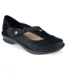 Makeover your look in an instant with the warm vintage leather of Earth's Adler flats. They feature a padded heel, latex arch support and a breathable lining for a look that's just as comfy as it is stylish.