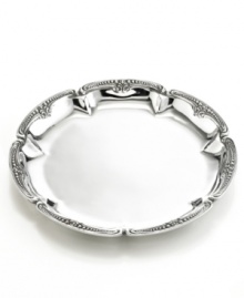 With its exceptionally versatile material and ornate edging, the Belle Mont tray from Wilton Armetale is indispensable for entertaining. With its exceptionally versatile material and ornate edging, the Belle Mont tray from Wilton Armetale is indispensable for entertaining.