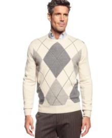 Set the bar high with a sophisticated argyle pattern on this handsome Geoffrey Beene argyle sweater.