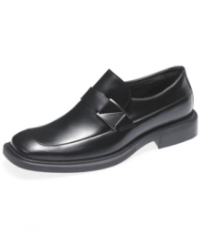 A smooth leather strap and metallic ornament accent this pair of men's dress shoes, giving these timeless Kenneth Cole loafers for men understated and sleek modern details.