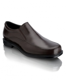 In the design of sleek slip-on men's dress shoes, these moc toe loafers for men from Rockport work just as well in your out-of-office agenda.