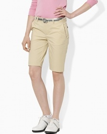 Crafted in sleek stretch twill, the Cayla shorts are an elegant option for the greens or the clubhouse, tailored in a classic fit with a straight leg.