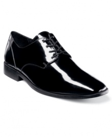 Want a pair of men's dress shoes that pulls out all the stops on the way to polished style? Lace up in these formal patent leather oxfords from Stacy Adams.