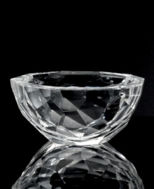 Marrying a round silhouette with bold geometric cuts, the Jackie bowl from Oleg Cassini promises a lifetime of luxe, dazzling shine. In eco-friendly glass with unparalleled clarity and substantial weight.