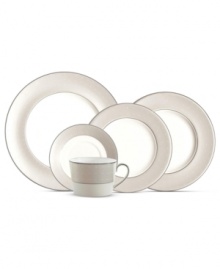 Taking cues from her renowned bridal gowns, designer Monique Lhuillier presents the delicately detailed Etoile Platinum place setting. Sparkling pearlescent china features three rows of glossy raised dots, a fine stitch-like pattern and sophisticated linen hue.