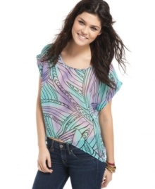 Own your colorful style with this abstract print top from Fire that boasts an asymmetrical cut, as well as a super soft palette! Own your colorful style with this abstract print top from Fire that boasts an asymmetrical cut, as well as a super soft palette!